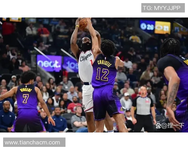 湖人队与掘金队激战正酣谁将赢得这场西部强强对话的胜利 湖人队与掘金队激战正酣谁将赢得这场西部强强对话的胜利