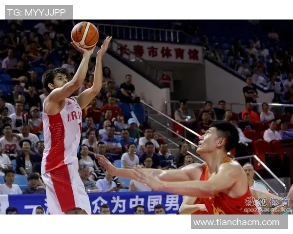 男篮红队中国迎战伊朗全力争胜展现团队精神与竞技风采