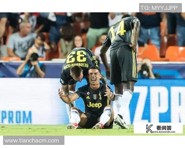 球迷疯狂冲进场内抢夺C罗球衣引发热议的欧冠奇葩瞬间