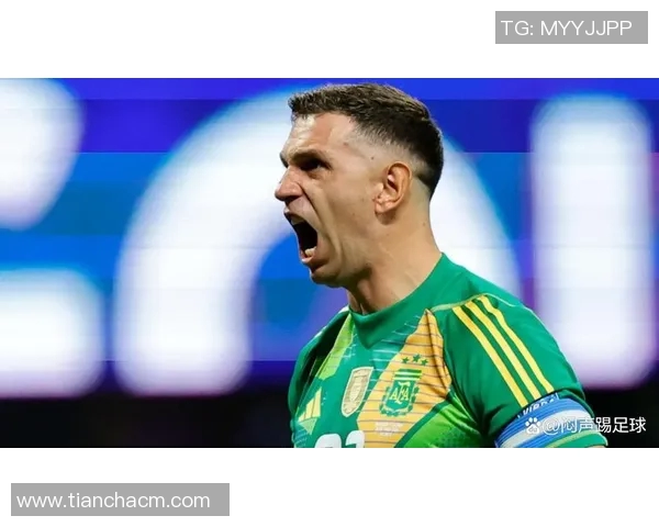 马丁内斯的传奇人生与足球生涯探索：从青涩少年到世界级球星的成长之路